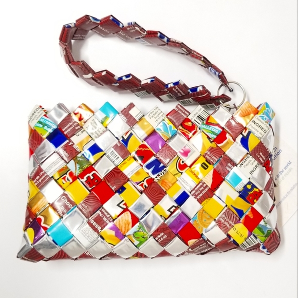 Eco-friendly Hand Woven Recycled Foil Wrapper Silver Multi Wristlet Bag NWT - Picture 3 of 9